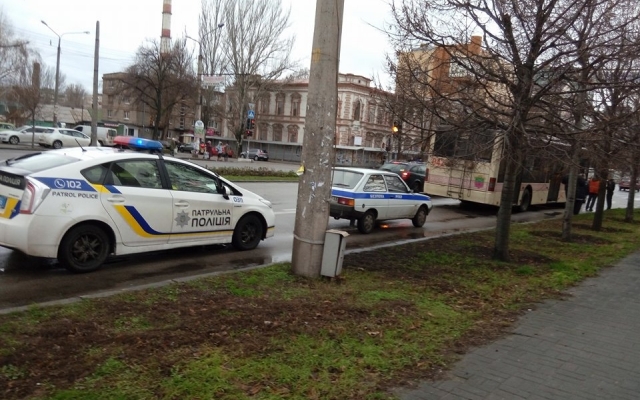 В центре Запорожья троллейбус въехал в иномарку (ФОТО) Фото № 3 В центре Запорожья троллейбус въехал в иномарку (ФОТО) Фото № 3