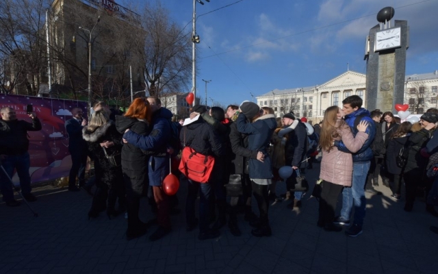 ФОТОРЕПОРТАЖ: В Запорожье открыли стелу любви Фото № 5 ФОТОРЕПОРТАЖ: В Запорожье открыли стелу любви Фото № 5