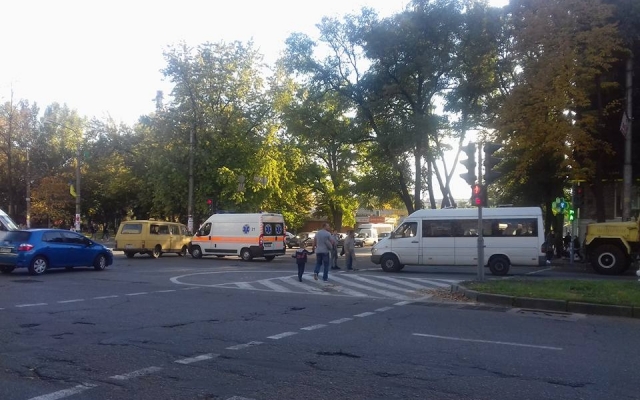 В Запорожье маршрутка сбила пьяного пешехода Фото № 0 В Запорожье маршрутка сбила пьяного пешехода Фото № 0