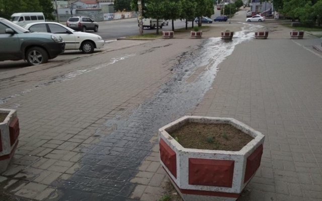 В центре Запорожья по проспекту текут нечистоты (ФОТО, ВИДЕО) Фото № 0 В центре Запорожья по проспекту текут нечистоты (ФОТО, ВИДЕО) Фото № 0