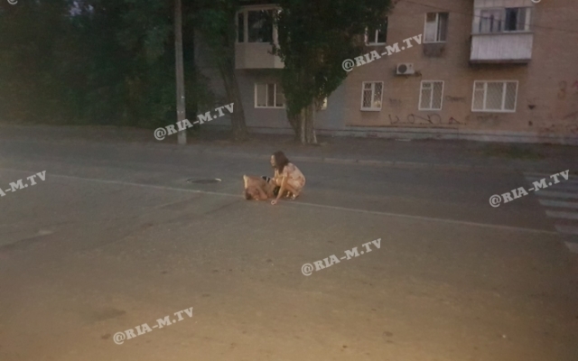 В Мелитополе посреди проезжей части лежал окровавленный человек (ФОТО) Фото № 0 В Мелитополе посреди проезжей части лежал окровавленный человек (ФОТО) Фото № 0
