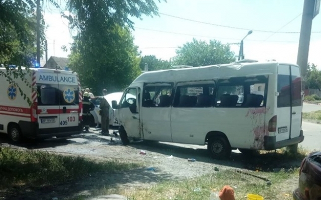 В Запорожье серьезная авария с участием маршрутки: много пострадавших (ФОТО) Фото № 1 В Запорожье серьезная авария с участием маршрутки: много пострадавших (ФОТО) Фото № 1