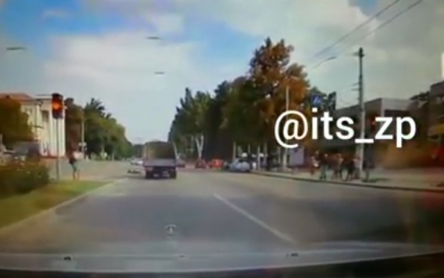 В Запорожье пешеход бросился под колеса В Запорожье пешеход бросился под колеса