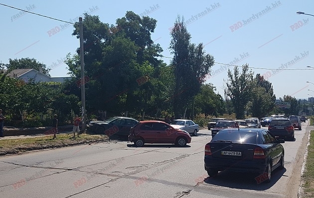 Дорожный каламбур: в Бердянске двойное ДТП во время ожидания полиции (ВИДЕО) Фото № 2 Дорожный каламбур: в Бердянске двойное ДТП во время ожидания полиции (ВИДЕО) Фото № 2