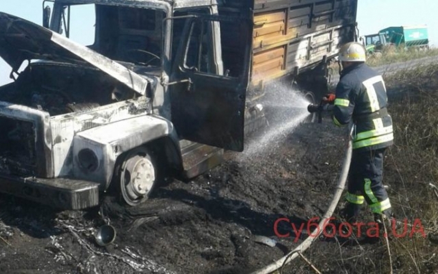 Под Запорожьем грузовик загорелся на ходу (ФОТО) Фото № 1 Под Запорожьем грузовик загорелся на ходу (ФОТО) Фото № 1