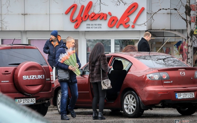 В очереди за цветами: утренний ажиотаж на улицах Запорожья. Фоторепортаж Фото № 8 В очереди за цветами: утренний ажиотаж на улицах Запорожья. Фоторепортаж Фото № 8