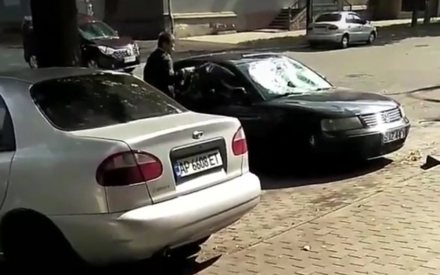 В центре Запорожья парень разбивал ключом иномарку (ВИДЕО) Фото № 0 В центре Запорожья парень разбивал ключом иномарку (ВИДЕО) Фото № 0