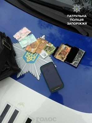 Запорожские патрульные помогли вернуть владельцу украденные вещи Фото № 0 Запорожские патрульные помогли вернуть владельцу украденные вещи Фото № 0