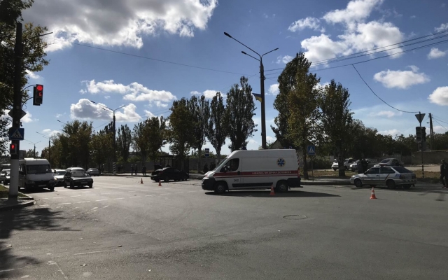 В Мелитополе на перекрестке столкнулись «ВАЗ-2101» и «Хюндай» (ВИДЕО) Фото № 3 В Мелитополе на перекрестке столкнулись «ВАЗ-2101» и «Хюндай» (ВИДЕО) Фото № 3