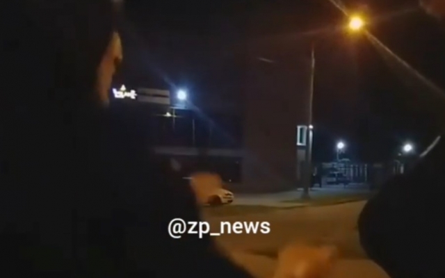 На плотине глубокой ночью незнакомцы вели мальчика по проезжей части (ВИДЕО) Фото № 0 На плотине глубокой ночью незнакомцы вели мальчика по проезжей части (ВИДЕО) Фото № 0