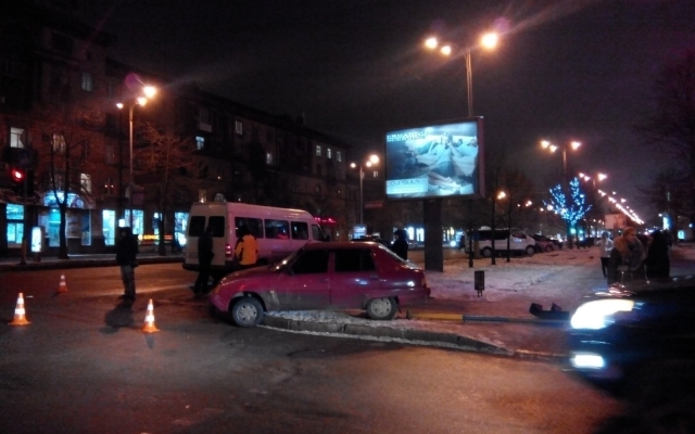 Участники аварии снесли светофор в центре Запорожья Фото № 2 Участники аварии снесли светофор в центре Запорожья Фото № 2