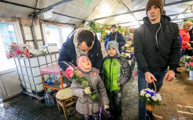 В очереди за цветами: утренний ажиотаж на улицах Запорожья. Фоторепортаж Фото № 17 В очереди за цветами: утренний ажиотаж на улицах Запорожья. Фоторепортаж Фото № 17