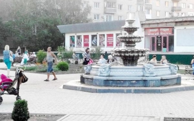 Мужчина справлял нужду в фонтан на глазах у всех Фото № 0 Мужчина справлял нужду в фонтан на глазах у всех Фото № 0