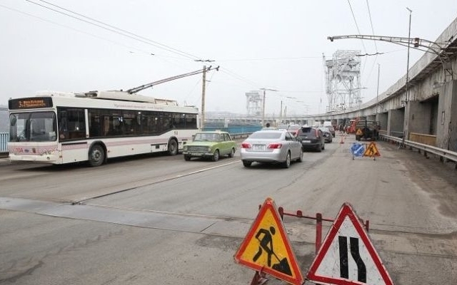 Во время ремонта плотины все отходы сбрасывают в Днепр (ВИДЕО) Фото № 1 Во время ремонта плотины все отходы сбрасывают в Днепр (ВИДЕО) Фото № 1