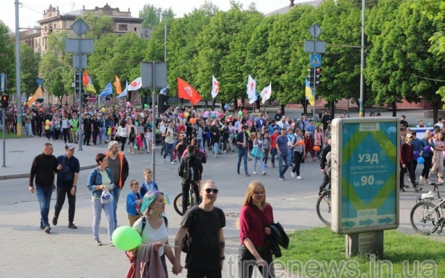 В центре Запорожья провели праздничное шествие (ФОТО, ВИДЕО) Фото № 13 В центре Запорожья провели праздничное шествие (ФОТО, ВИДЕО) Фото № 13