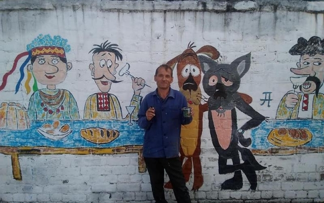 Фотофакт: Активист Александр Харьковский разрисовал стену на улице Каховской Фото № 2 Фотофакт: Активист Александр Харьковский разрисовал стену на улице Каховской Фото № 2