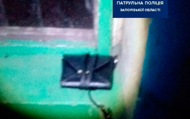 Мужчина в Запорожье выхватил женскую сумочку и спрятался в подъезде (ФОТО) Фото № 2 Мужчина в Запорожье выхватил женскую сумочку и спрятался в подъезде (ФОТО) Фото № 2