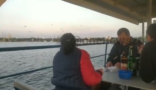Прославились: Выходка запорожцев на общественном катере попала на центральный телеканал (ВИДЕО) Фото № 0 Прославились: Выходка запорожцев на общественном катере попала на центральный телеканал (ВИДЕО) Фото № 0