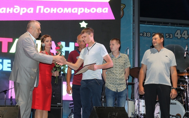 Легендарный Бумбокс и талантливые дети: Как Бердянск отметил День Конституции (ФОТО) Фото № 20 Легендарный Бумбокс и талантливые дети: Как Бердянск отметил День Конституции (ФОТО) Фото № 20