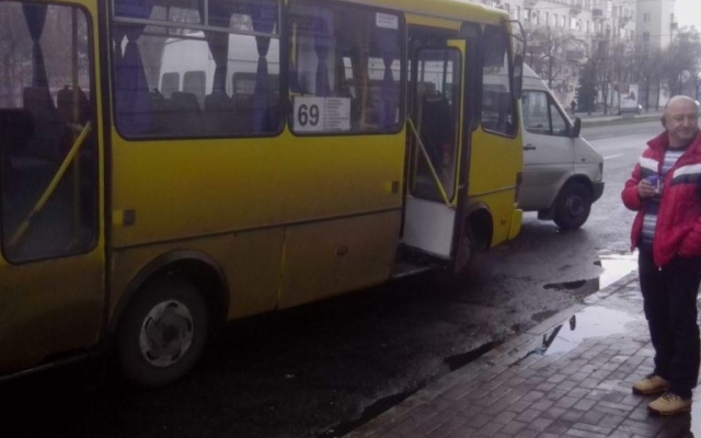 В Запорожье не поделили дорогу две маршрутки с пассажирами (ФОТО) Фото № 1 В Запорожье не поделили дорогу две маршрутки с пассажирами (ФОТО) Фото № 1