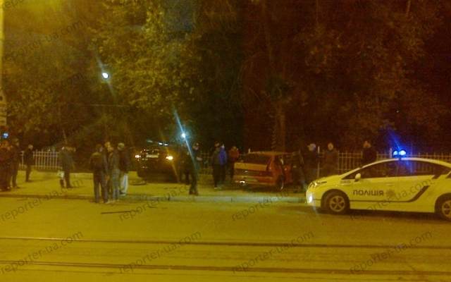 Возле запорожского автовокзала два автомобиля влетели в забор Фото № 0 Возле запорожского автовокзала два автомобиля влетели в забор Фото № 0