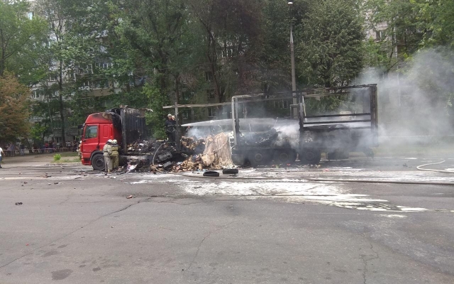 В Запорожье пылал грузовик: Стали известны подробности (ВИДЕО) Фото № 2 В Запорожье пылал грузовик: Стали известны подробности (ВИДЕО) Фото № 2