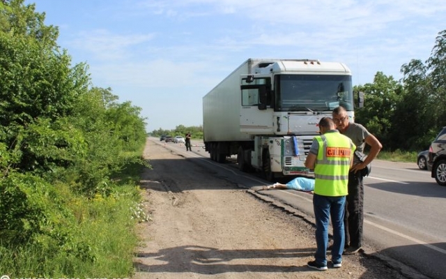 На запорожской трассе насмерть сбили человека (ФОТО) Фото № 1 На запорожской трассе насмерть сбили человека (ФОТО) Фото № 1