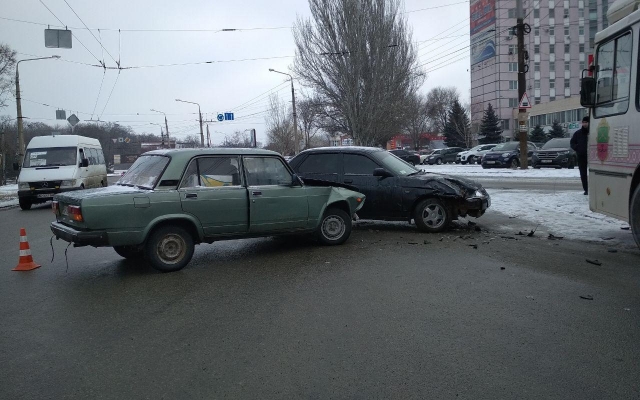 В Бородинском микрорайоне Запорожья столкнулись автомобили (ФОТО) Фото № 0 В Бородинском микрорайоне Запорожья столкнулись автомобили (ФОТО) Фото № 0