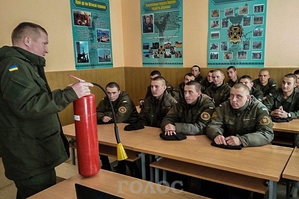 Запорожские военные взялись за огнетушители Фото № 0 Запорожские военные взялись за огнетушители Фото № 0