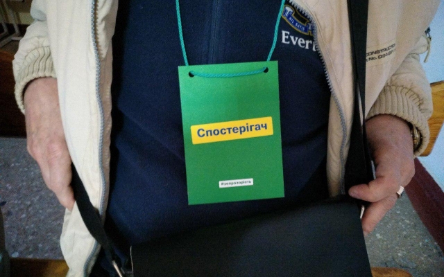В Запорожье представители одного из кандидатов в Президенты пришли на избирательные участки с рекламой Фото № 1 В Запорожье представители одного из кандидатов в Президенты пришли на избирательные участки с рекламой Фото № 1