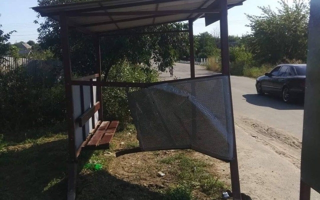 В Запорожской области в остановку общественного транспорта влетело авто (ФОТО) Фото № 0 В Запорожской области в остановку общественного транспорта влетело авто (ФОТО) Фото № 0