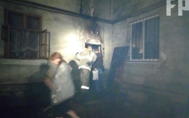 В Запорожье люди оказались в ловушке из-за пожара на лестничной клетке (ФОТО) Фото № 1 В Запорожье люди оказались в ловушке из-за пожара на лестничной клетке (ФОТО) Фото № 1
