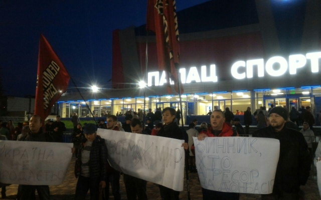 На концерте Олега Винника встретили митингующие (ФОТО) Фото № 0 На концерте Олега Винника встретили митингующие (ФОТО) Фото № 0