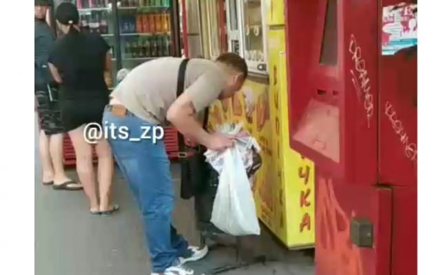 Курьезы: В Запорожье вор спрятал в урне айфон, но его быстро нашла хозяйка (ФОТО) Фото № 0 Курьезы: В Запорожье вор спрятал в урне айфон, но его быстро нашла хозяйка (ФОТО) Фото № 0