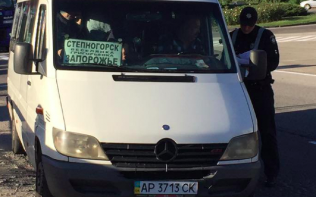 На въезде в Запорожье остановили битком набитую нелегальную маршрутку (ФОТО) Фото № 0 На въезде в Запорожье остановили битком набитую нелегальную маршрутку (ФОТО) Фото № 0