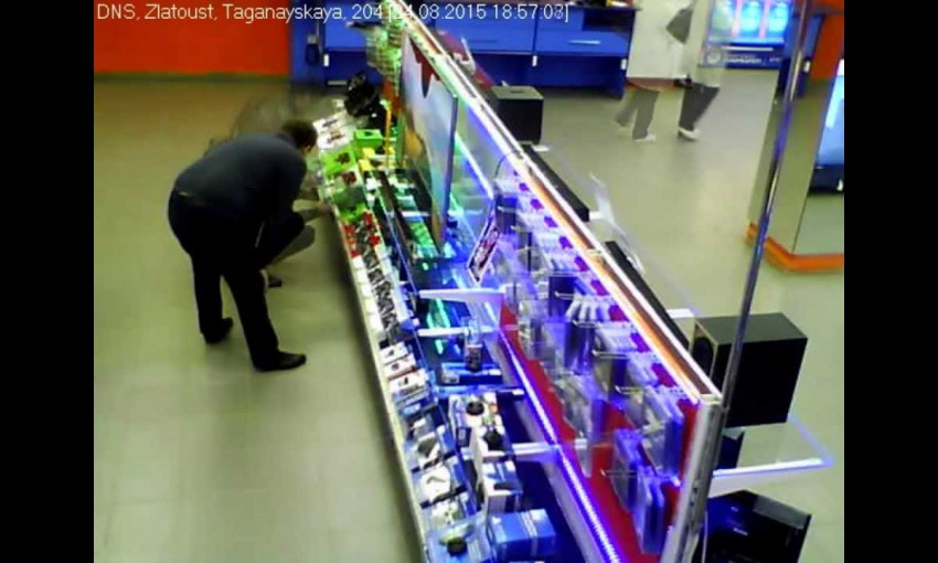 В супермаркете мужчина нагло складывал награбленное в сумку