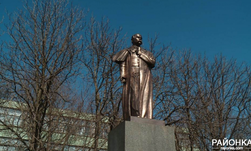 Памятник Ленина поменяли на Шевченко