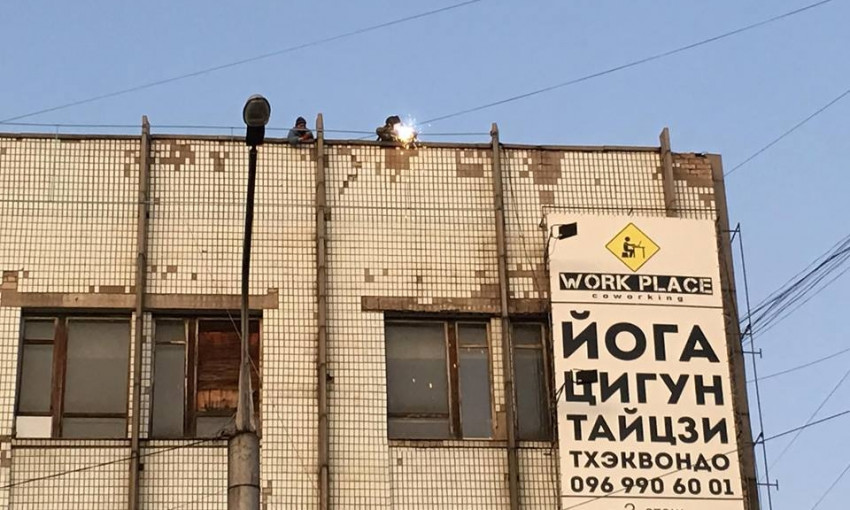 В Запорожье с крыши дома сыпались искры (ФОТО)