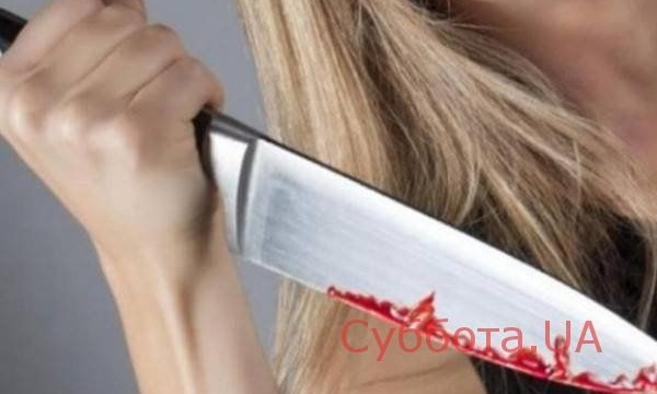 Во время совместного ужина женщина ударила ножом свою знакомую