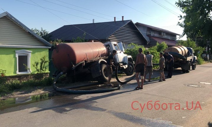 На запорожском курорте автомобиль с нечистотами попал в аварию (ФОТО)