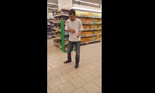 В запорожском супермаркете "танцевал" мужчина под кайфом (ВИДЕО)