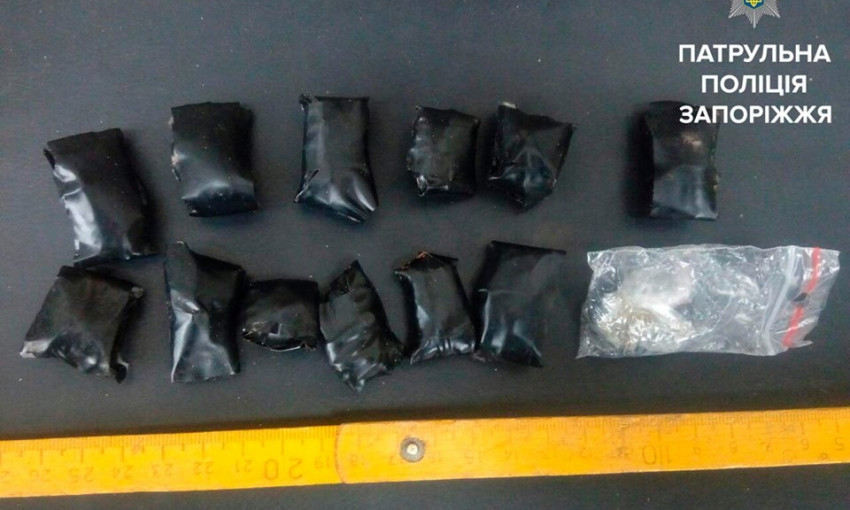 Во дворах на Набережной нашли десятки «закладок» с наркотиками (ФОТО)