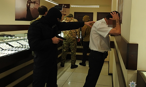 Правоохранители вызволили из ювелирного магазина заложников (ФОТО)
