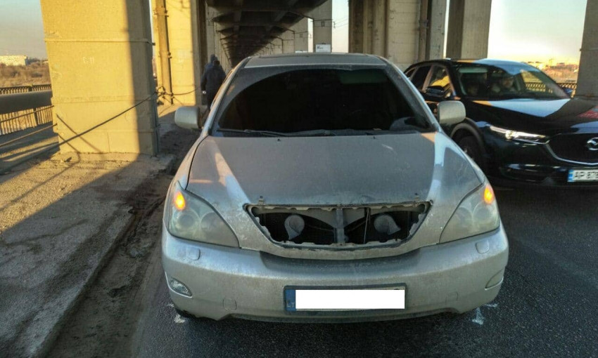 Ржавая труба упала с моста Преображенского на автомобиль: Стали известны подробности инцидента (ФОТО)