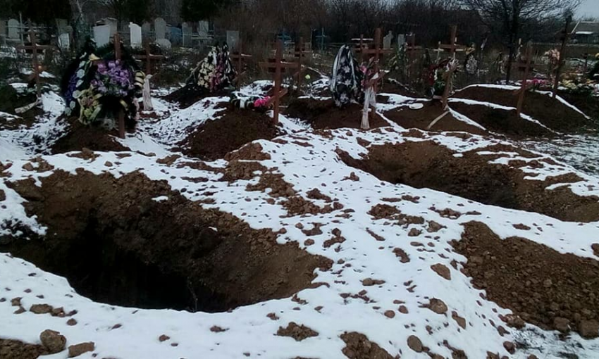 Запорожские бойцы получают землю на кладбище (ФОТО)