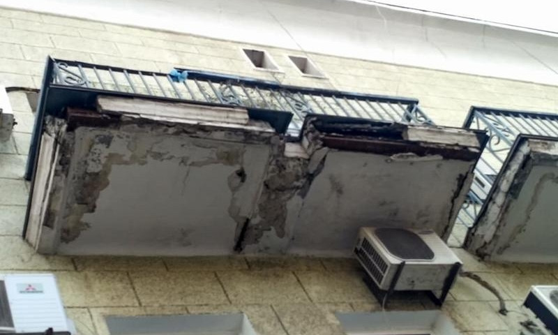 В центре города обваливается балкон на головы запорожцев (ФОТО)