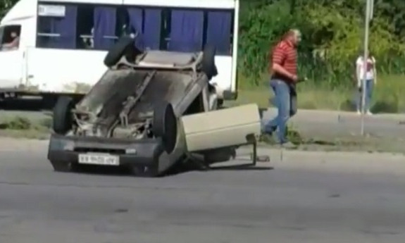 ДТП в Запорожье: Легковушка опрокинулась на крышу (ФОТО)