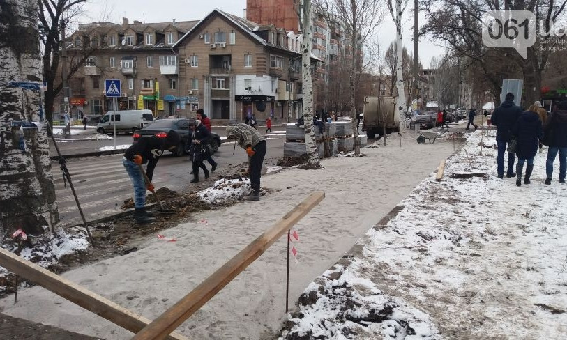 Чудеса запорожских тротуаров: плитку кладут на снег
