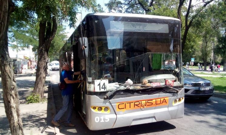 Запорожец разбил стекло в троллейбусе (ФОТО)