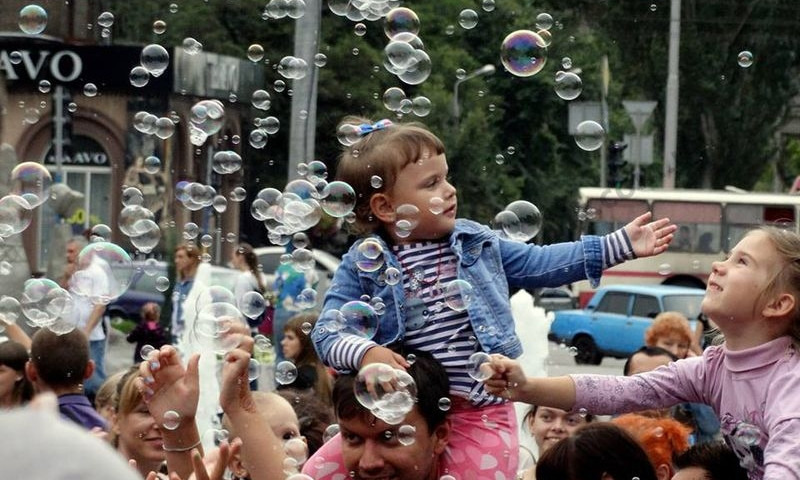 В Запорожье устроили шоу мыльных пузырей (ФОТО)